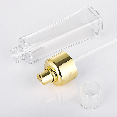 Soins de la peau fins de jet de brume empaquetant la lotion en plastique autour des bouteilles vides de la pompe 50ml