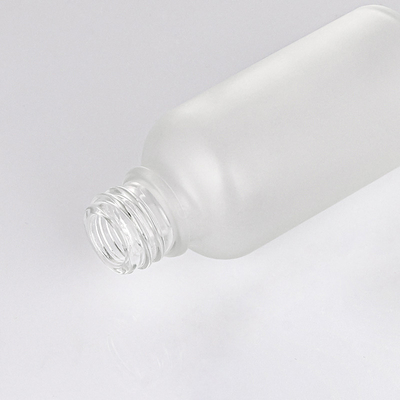 Le compte-gouttes de Matte White Glass Essential Oil met 30ml en bouteille avec le chapeau argenté