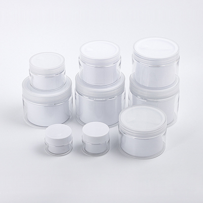 Les pots de mur font face au cosmétique de pot de crème de plastique de maquillage de lotions de soins de la peau de cheveux de main