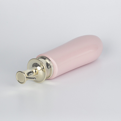 L'unité blanche de rose d'ANIMAL FAMILIER de luxe de 300ml 500ml 700ml populaire adaptent la bouteille aux besoins du client de Logo Gold Pump Plastic Shampoo
