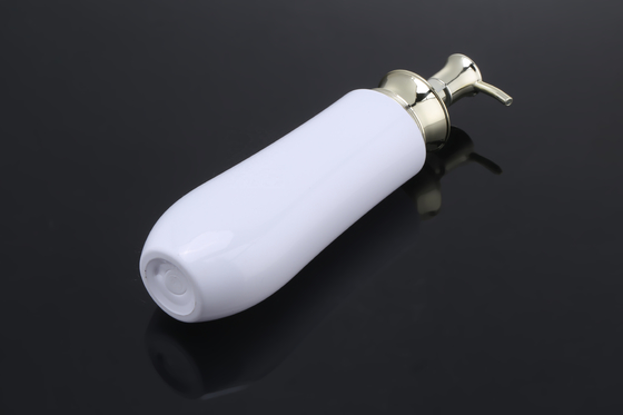 L'unité blanche de rose d'ANIMAL FAMILIER de luxe de 300ml 500ml 700ml populaire adaptent la bouteille aux besoins du client de Logo Gold Pump Plastic Shampoo