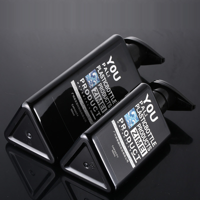 La forme en gros de triangle de 100ml 200ml 300ml réutilisent les bouteilles privées d'air de shampooing de la pompe 500ml d'animal familier de lotion de noir en plastique de conteneur