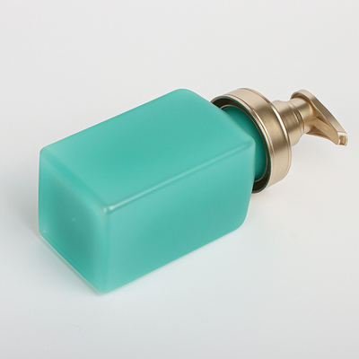 Conteneur de luxe de lotion de corps de vert de pompe de presse de dessus d'or empaquetant la bouteille en plastique de place de shampooing