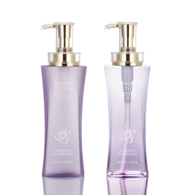 Le shampooing transparent en plastique vide d'animal familier en gros de 350ml 500ml met le conteneur en bouteille cosmétique de luxe de lotion de pompe d'or
