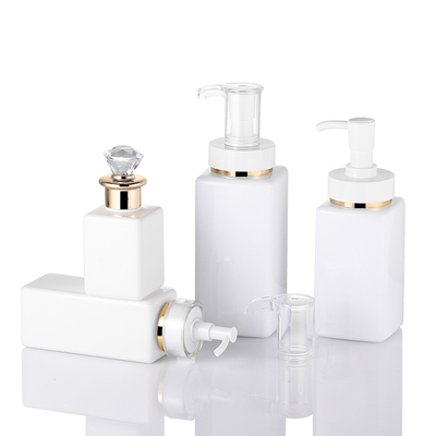Le blanc de luxe de haute qualité adaptent la bouteille aux besoins du client carrée de lotion de cheveux de shampooing avec Diamond Gold Rim Cap