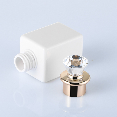 Le blanc de luxe de haute qualité adaptent la bouteille aux besoins du client carrée de lotion de cheveux de shampooing avec Diamond Gold Rim Cap