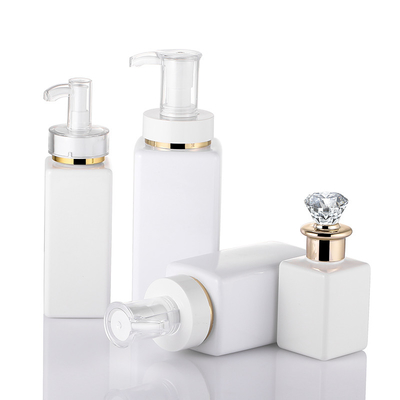 Le blanc de luxe de haute qualité adaptent la bouteille aux besoins du client carrée de lotion de cheveux de shampooing avec Diamond Gold Rim Cap